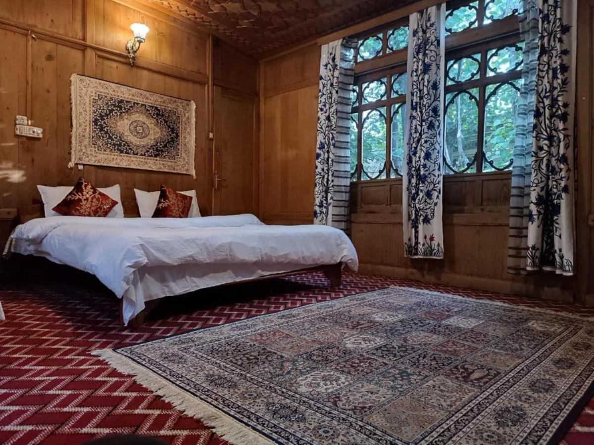Botel Floating Luxury Group Of Houseboats Srinagar (Jammu and Kashmir)