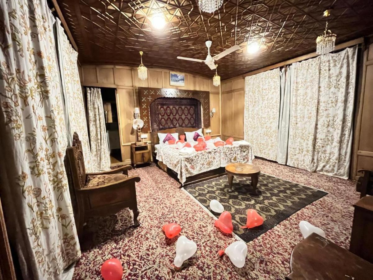 Floating Luxury Group Of Houseboats Srinagar (Jammu and Kashmir)