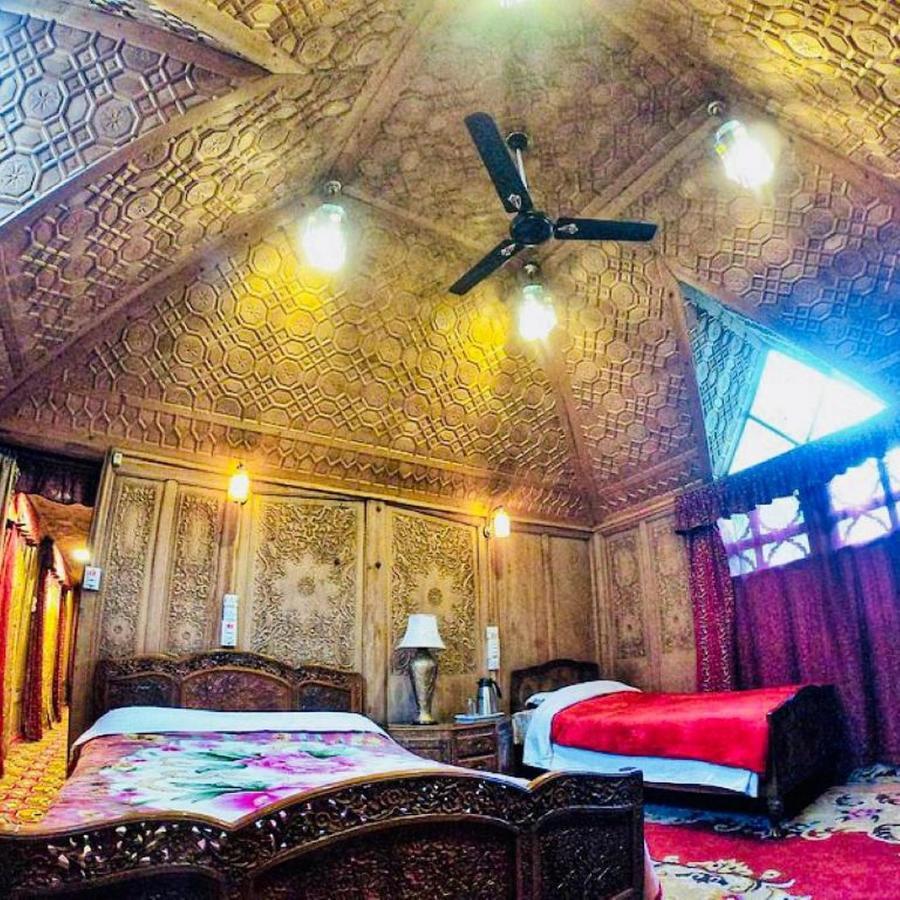 Floating Luxury Group Of Houseboats Botel 4*