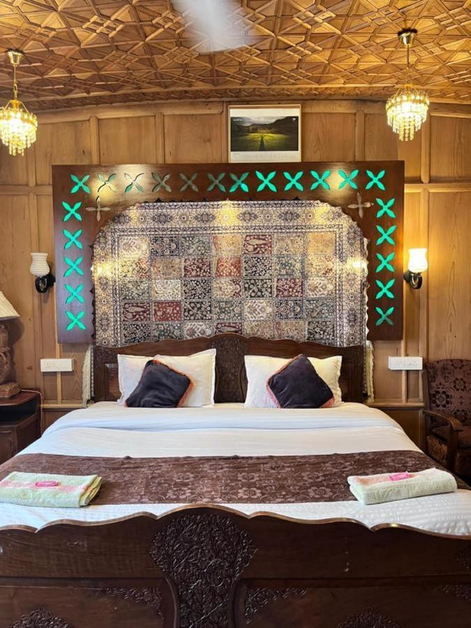 Floating Luxury Group Of Houseboats Botel Srinagar (Jammu and Kashmir)
