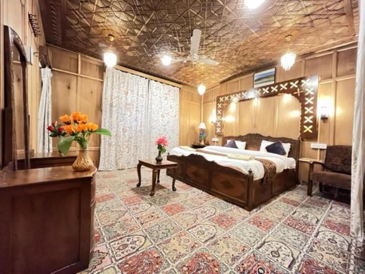 Floating Luxury Group Of Houseboats Srinagar (Jammu and Kashmir)