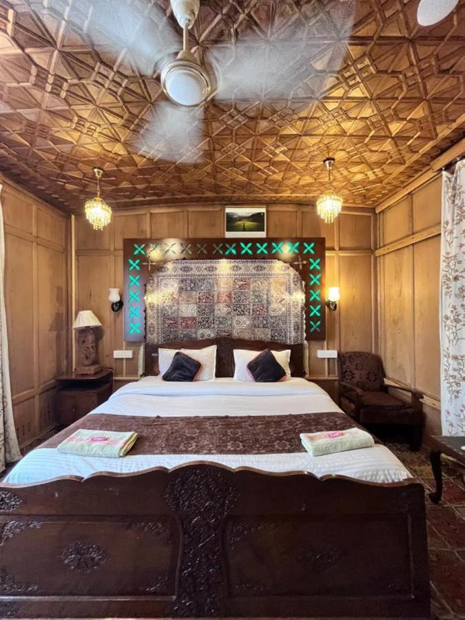Floating Luxury Group Of Houseboats Srinagar (Jammu and Kashmir)