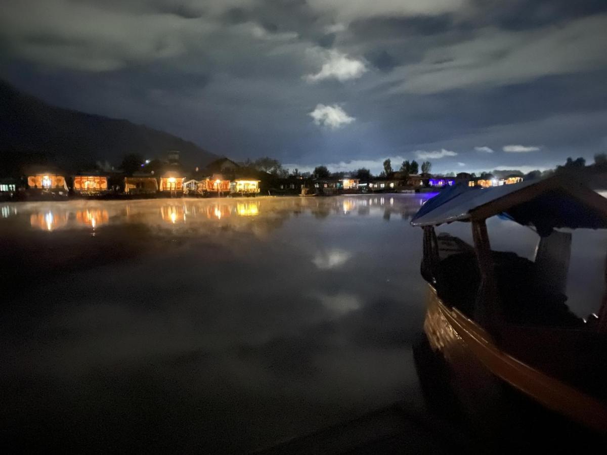 Floating Luxury Group Of Houseboats Botel Srinagar (Jammu and Kashmir)