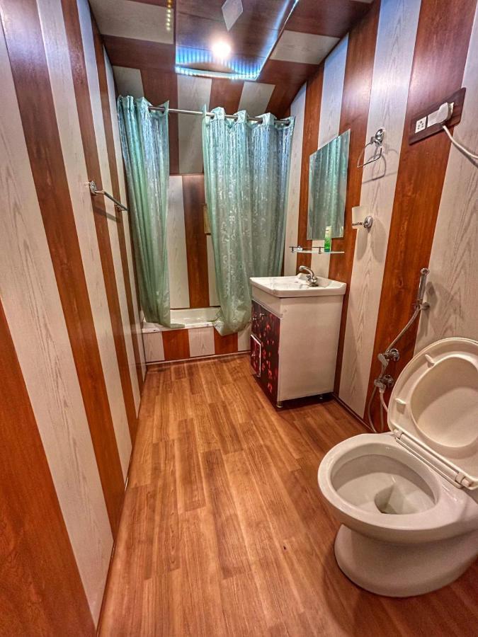Exotic Young Shreen Houseboat Botel Srinagar (Jammu and Kashmir)