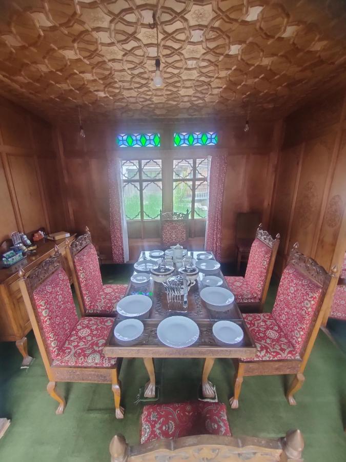 Houseboat Young Manhattan Hotel Srinagar (Jammu and Kashmir)