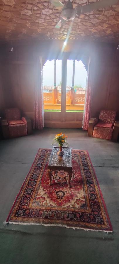 Houseboat Young Manhattan Hotel Srinagar (Jammu and Kashmir)