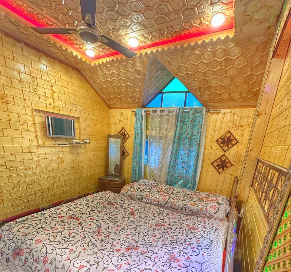 Exotic Young Shreen Houseboat 4*