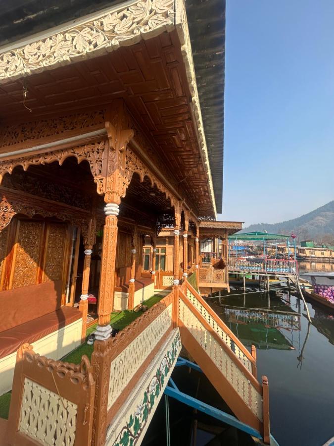 Exotic Young Shreen Houseboat 4*