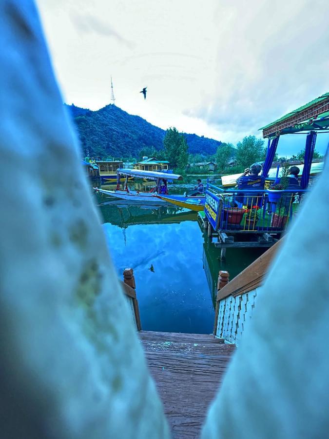 Exotic Young Shreen Houseboat Botel 4*