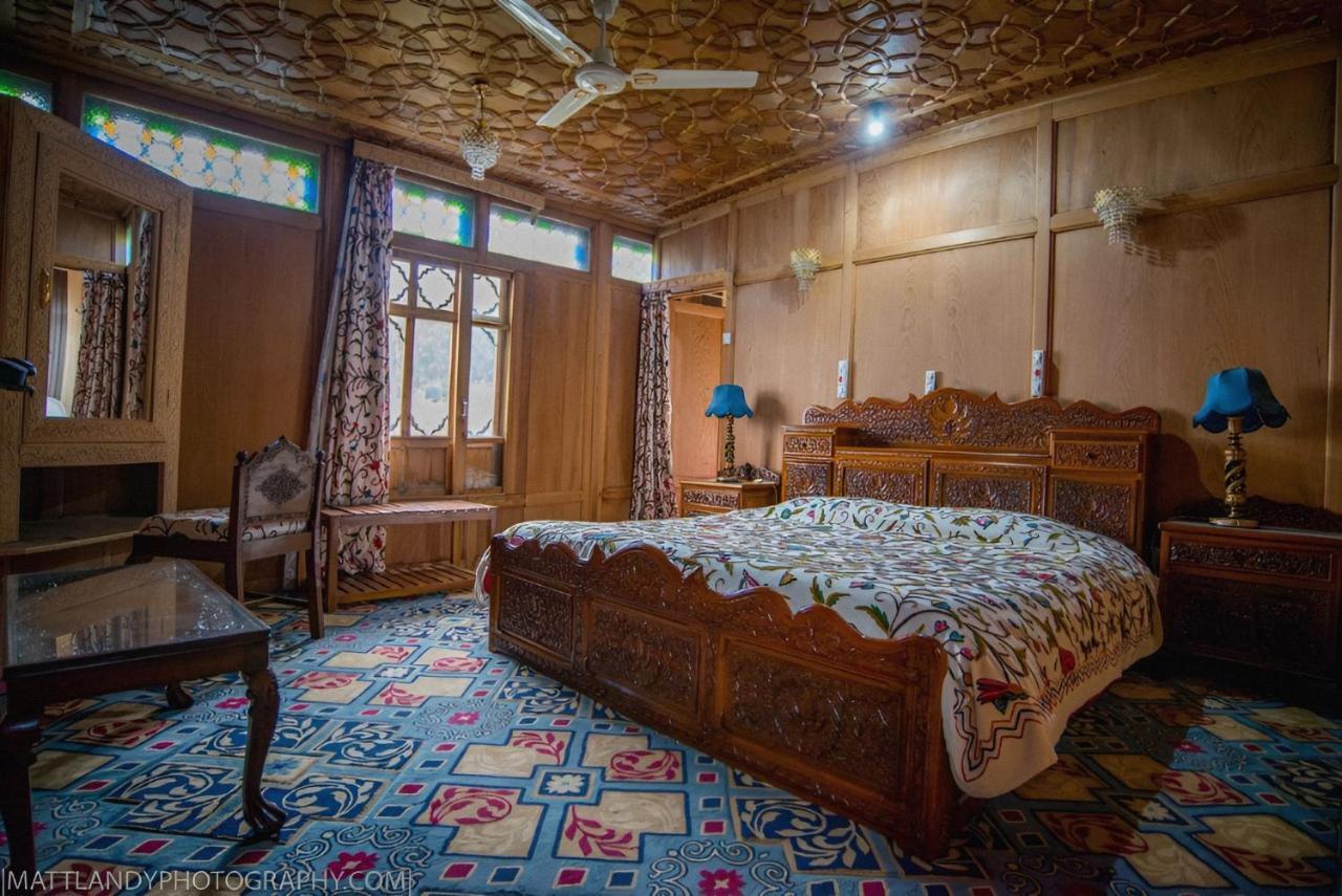 Kashmir Palace Group Of Houseboats Hotel Srinagar (Jammu and Kashmir)