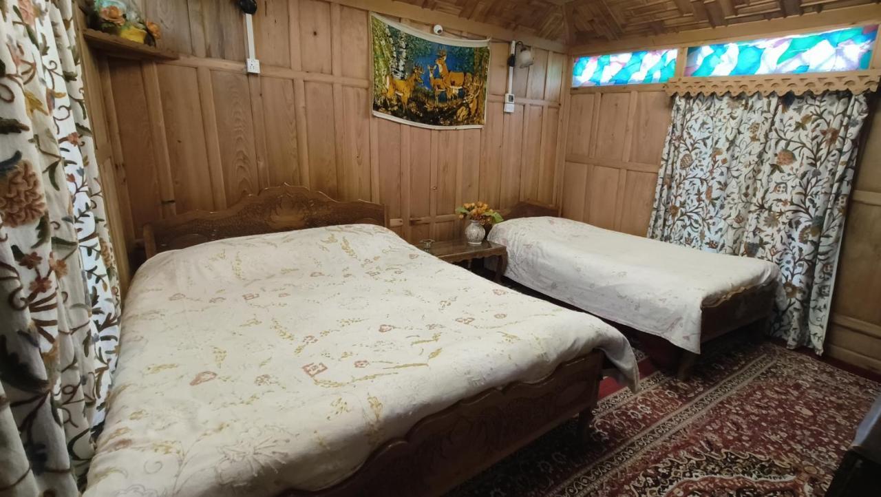 Botel Houseboat Pride Of India