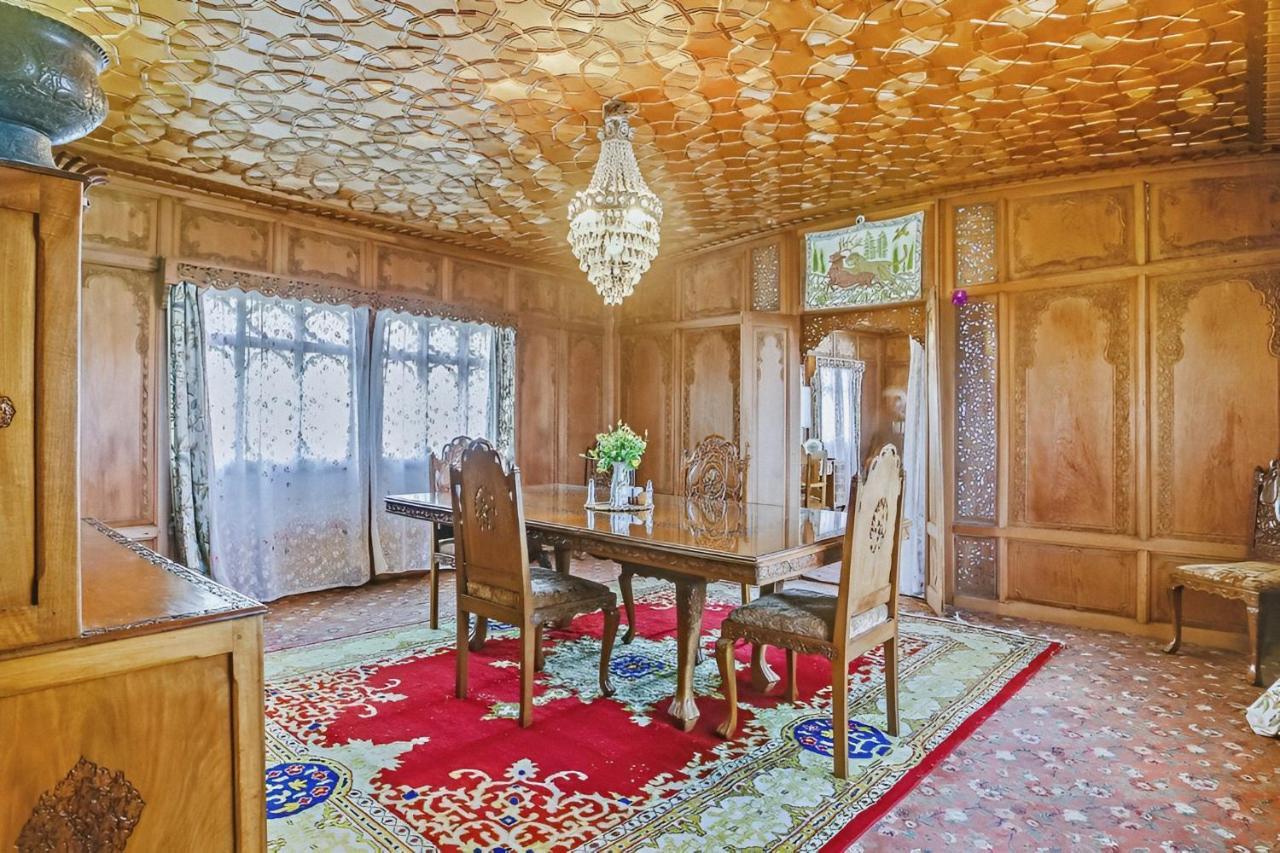 Kashmir Palace Group Of Houseboats Hotel