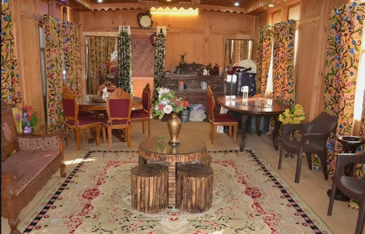 Hotel Kashmir Palace Group Of Houseboats