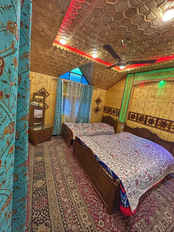 Heritage Shreen Houseboat