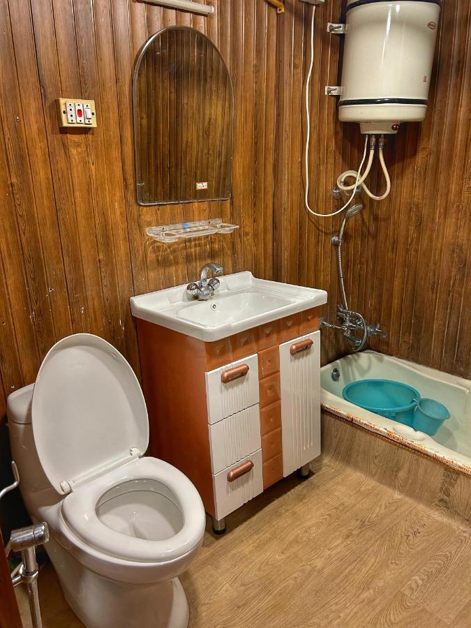 Exotic Young Shreen Houseboat Botel Srinagar (Jammu and Kashmir)