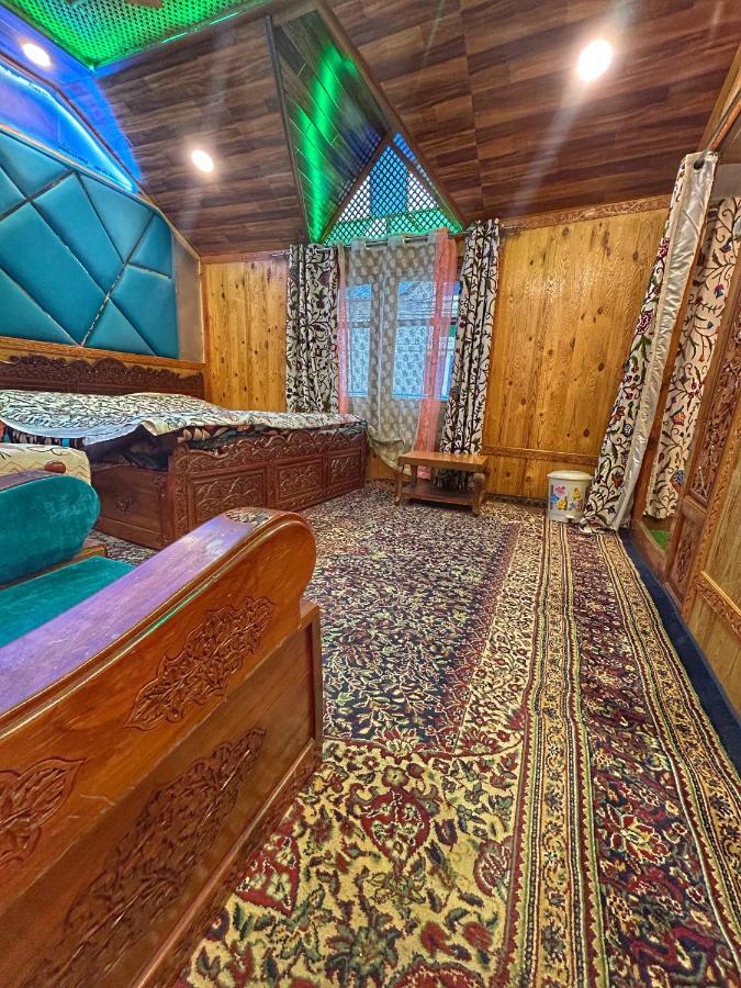 Botel Exotic Young Shreen Houseboat