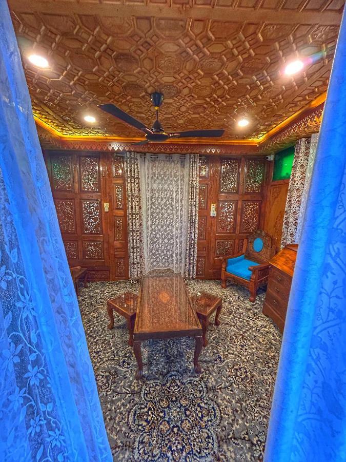 Exotic Young Shreen Houseboat Botel 4*