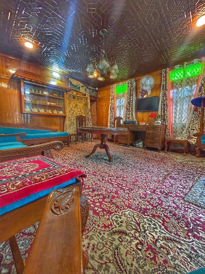 Exotic Young Shreen Houseboat 4*