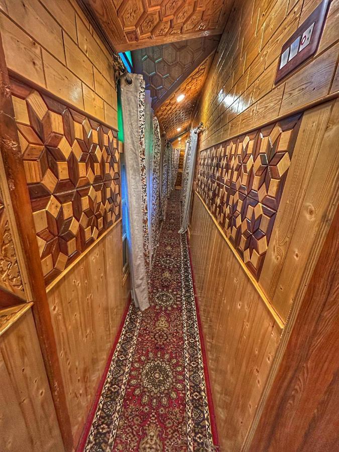 Botel Exotic Young Shreen Houseboat Srinagar (Jammu and Kashmir)