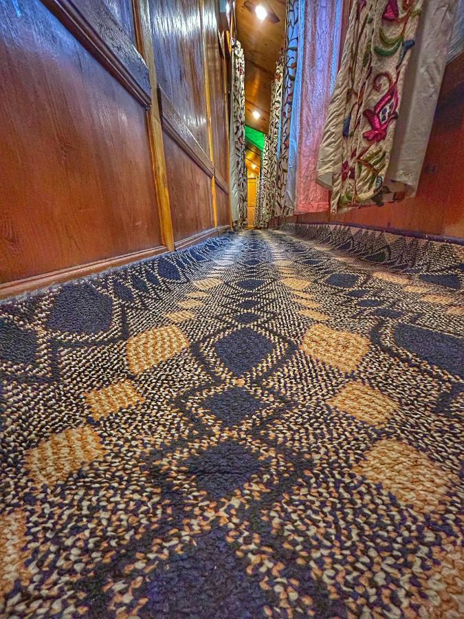 Exotic Young Shreen Houseboat Srinagar (Jammu and Kashmir)