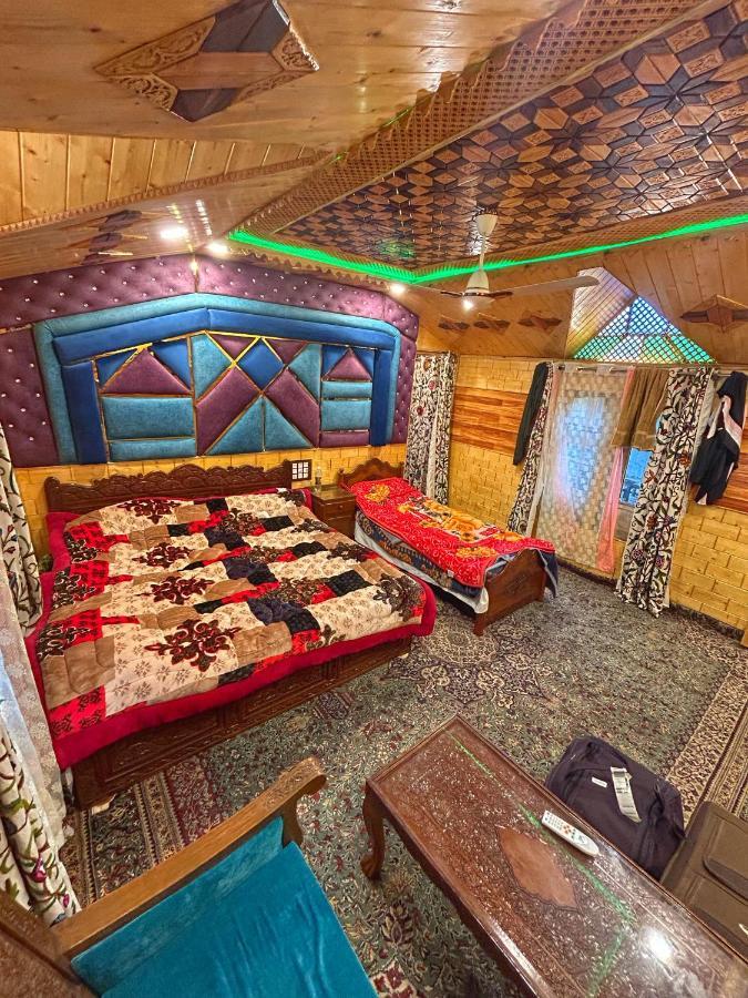 Botel Exotic Young Shreen Houseboat