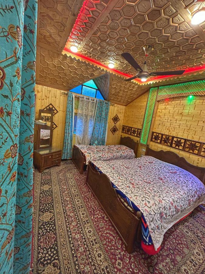 Exotic Young Shreen Houseboat 4* Srinagar (Jammu and Kashmir)