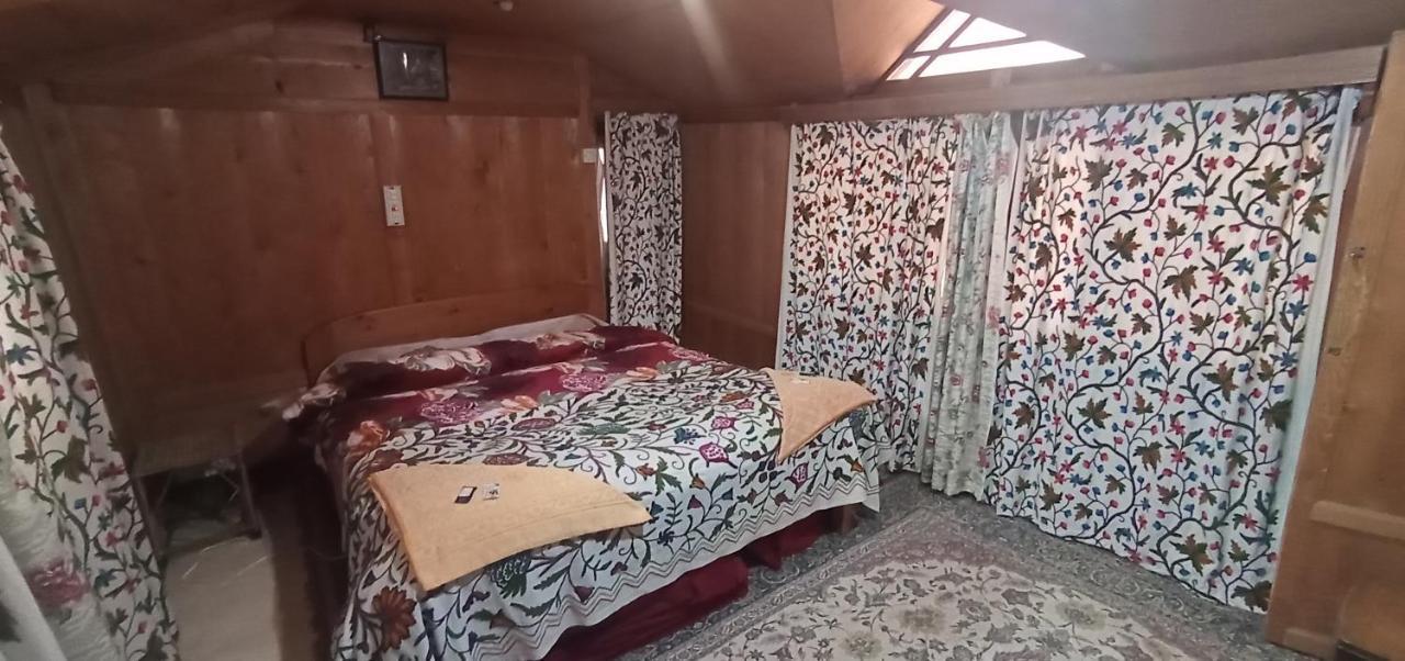 Botel New Bombay Heritage Group Of Houseboats