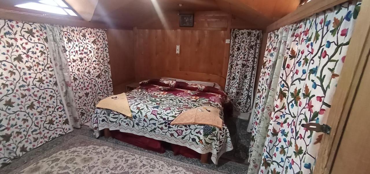 Botel New Bombay Heritage Group Of Houseboats 4*