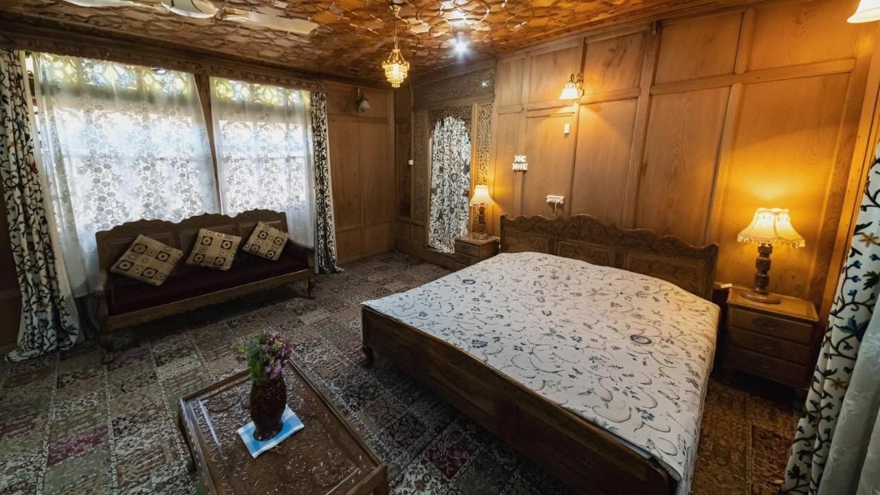 Kashmir Palace Group Of Houseboats Hotel Srinagar (Jammu and Kashmir)