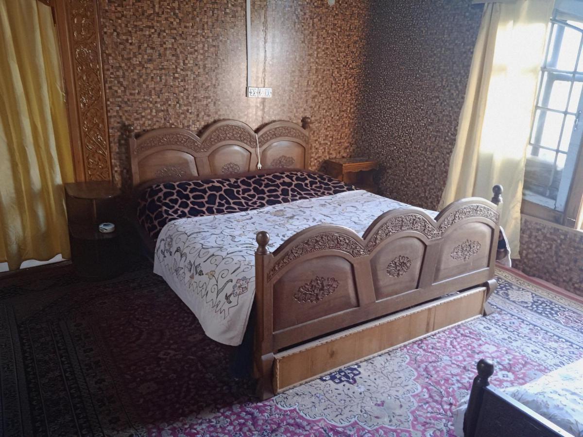 Hotel Kashmir Palace Group Of Houseboats