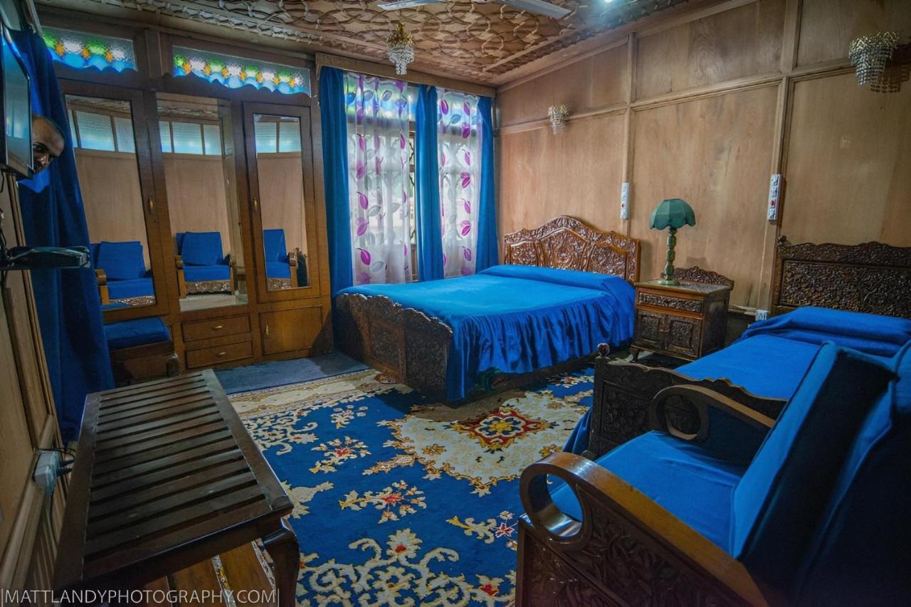 Kashmir Palace Group Of Houseboats Hotel
