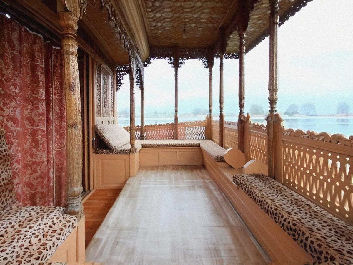 Hotel Kashmir Palace Group Of Houseboats