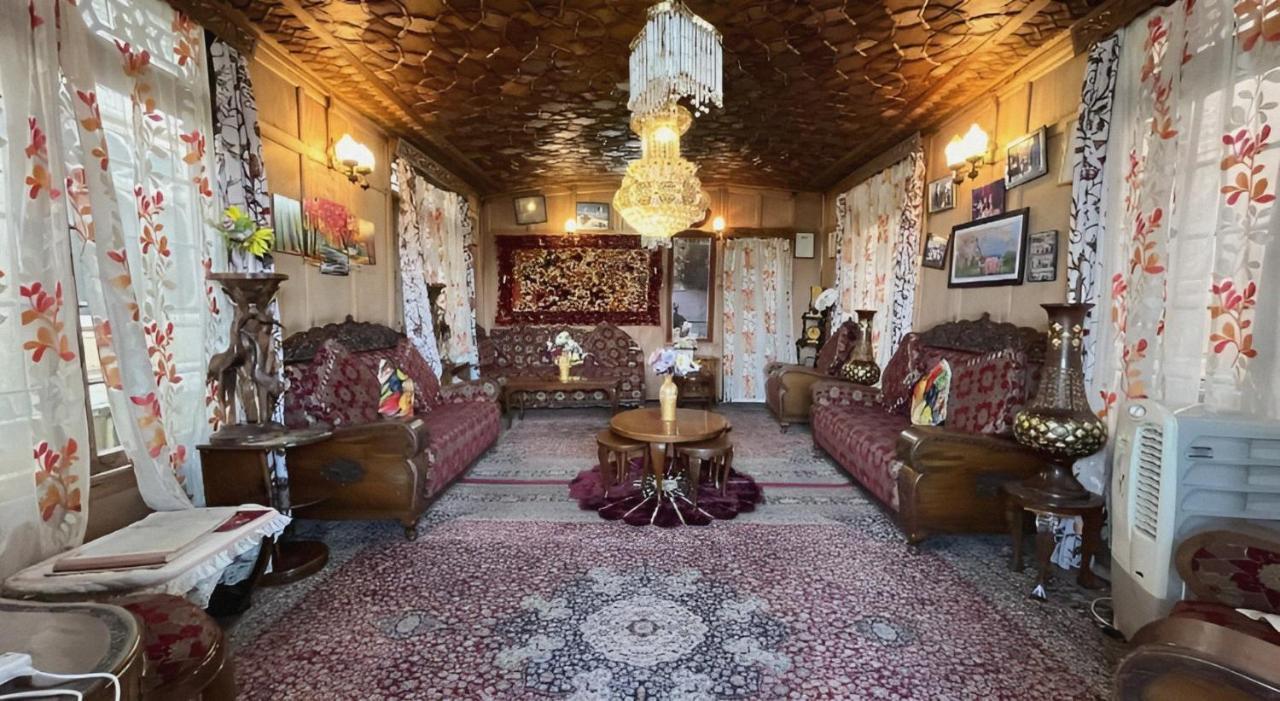 Kashmir Palace Group Of Houseboats Hotel Srinagar (Jammu and Kashmir)
