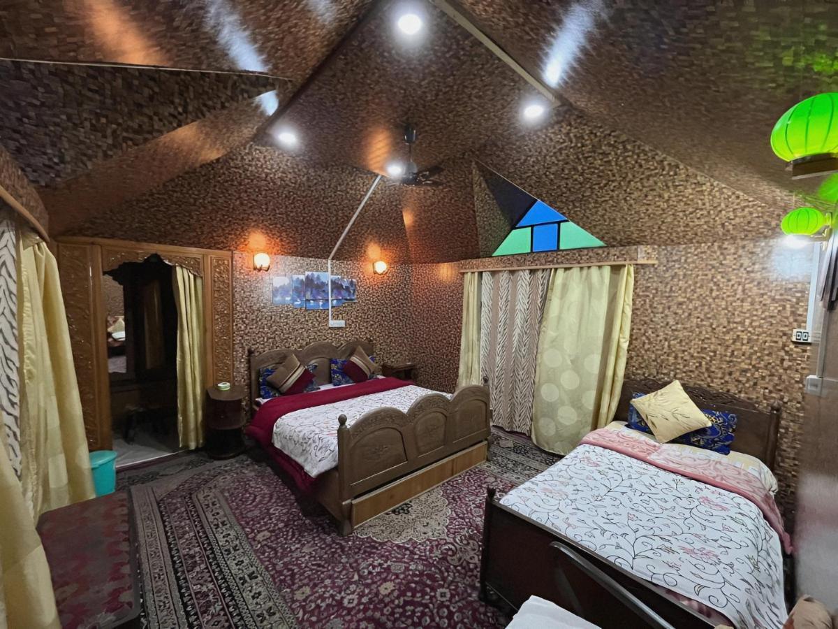 Hotel Kashmir Palace Group Of Houseboats Srinagar (Jammu and Kashmir)