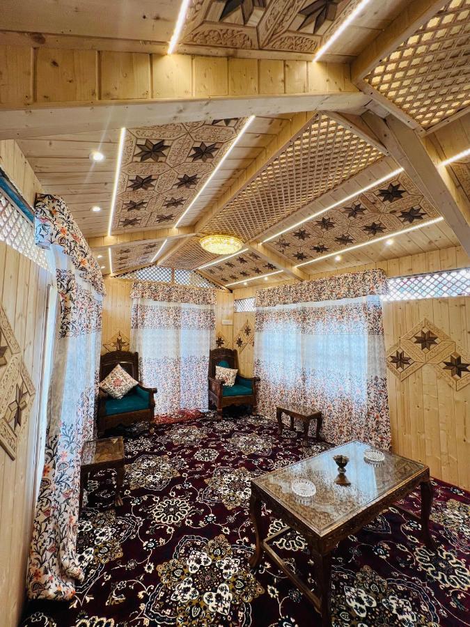 Houseboat Gulnar Srinagar (Jammu and Kashmir)