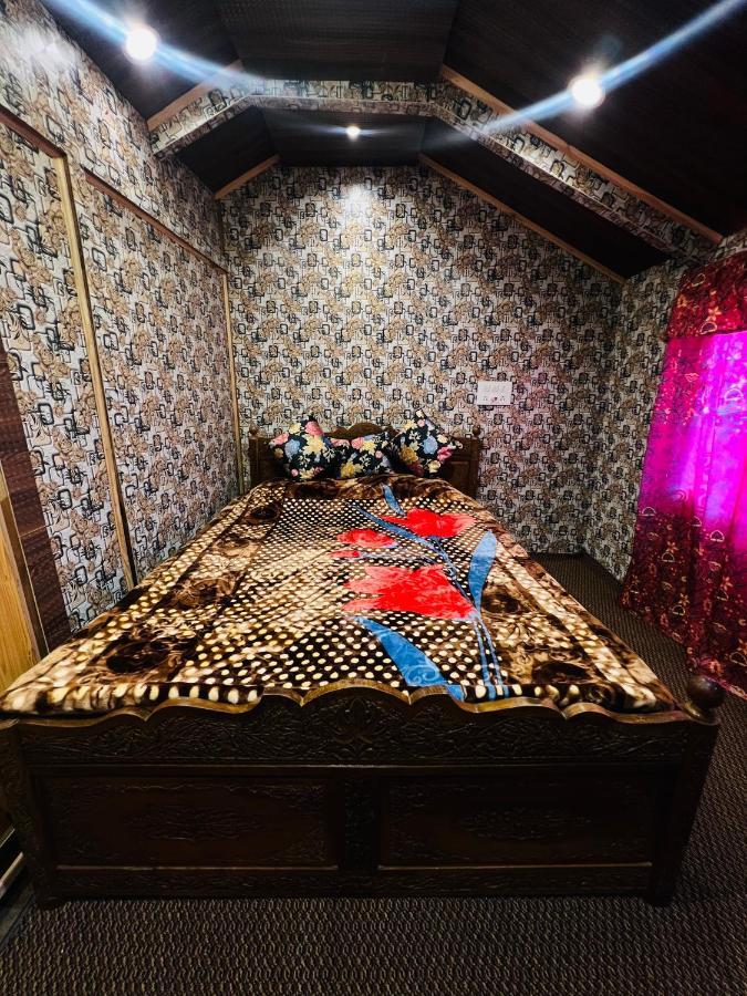 Hotel Houseboat Gulnar Srinagar (Jammu and Kashmir)