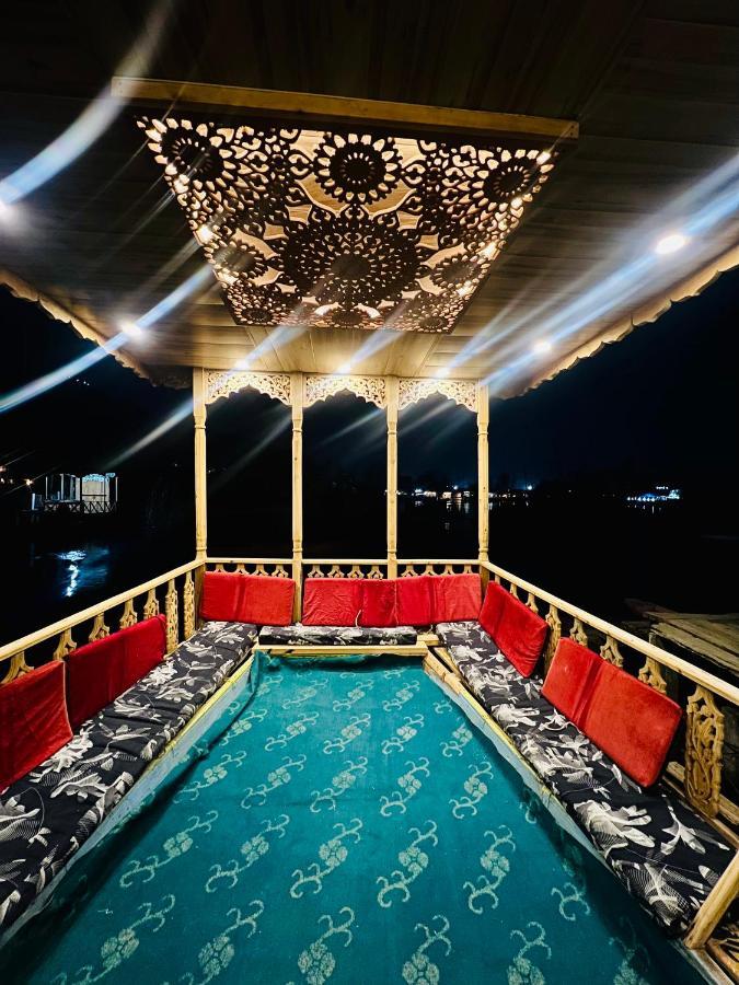 Hotel Houseboat Gulnar 3*