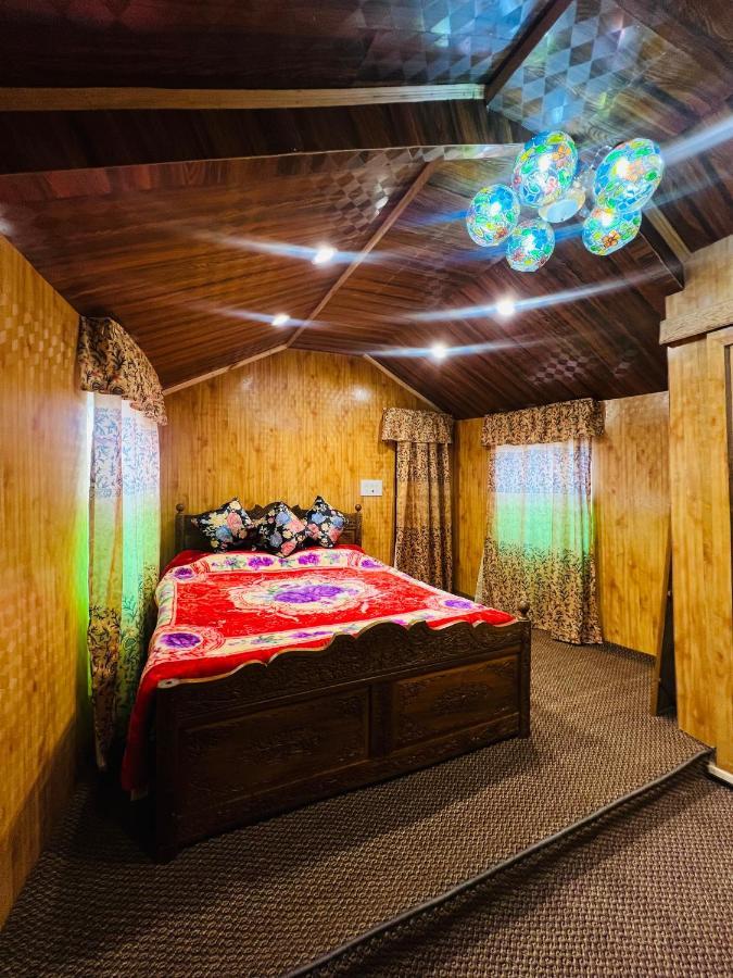 Hotel Houseboat Gulnar