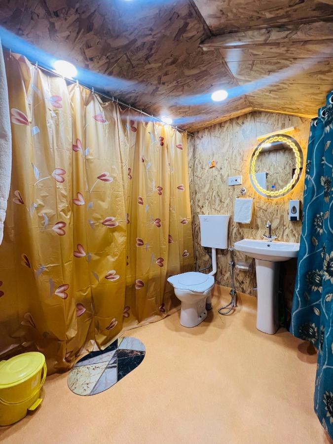 Houseboat Gulnar Srinagar (Jammu and Kashmir)