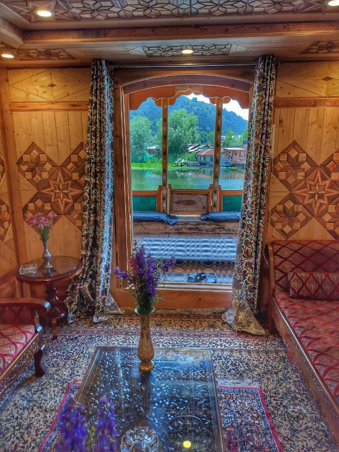 Iblala Houseboat Botel Srinagar (Jammu and Kashmir)