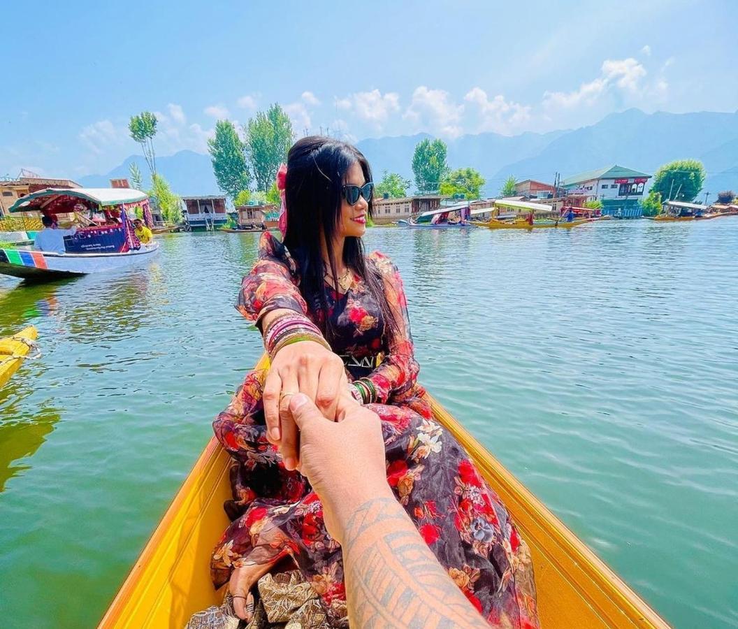 Iblala Houseboat Botel Srinagar (Jammu and Kashmir)