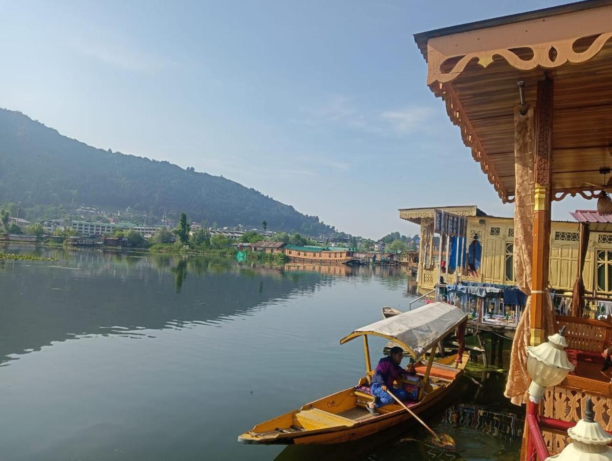 Houseboat New Jahangir And Morning Car