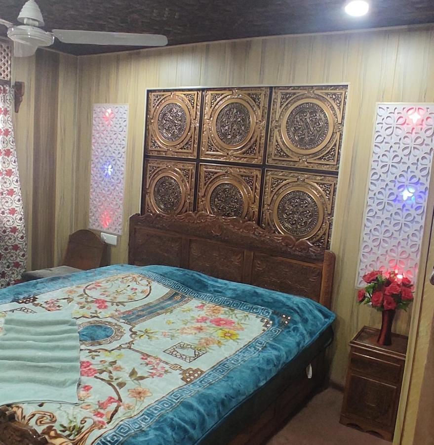 Hotel Kashmir Palace Group Of Houseboats 4*