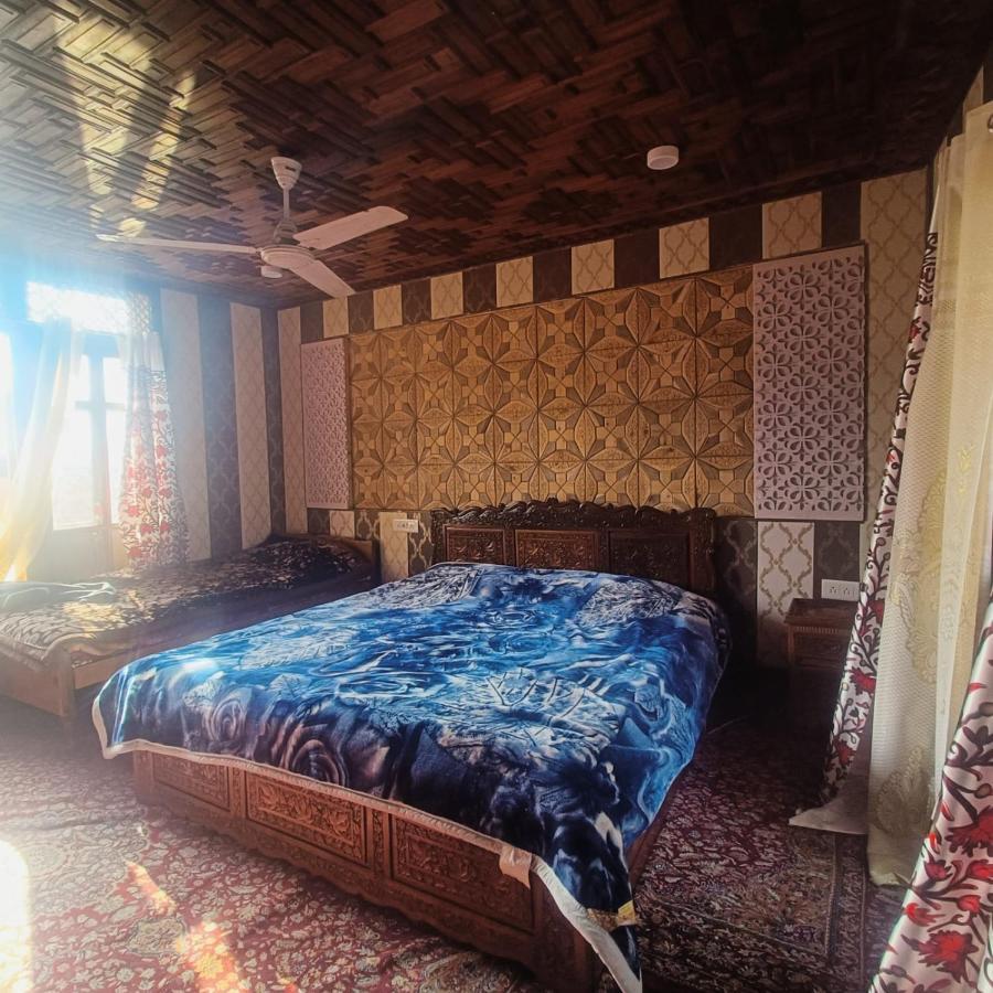 Hotel Kashmir Palace Group Of Houseboats