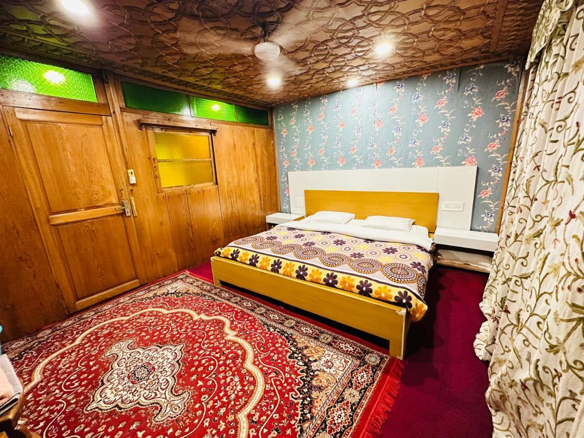 Botel Hayat Houseboat 4*