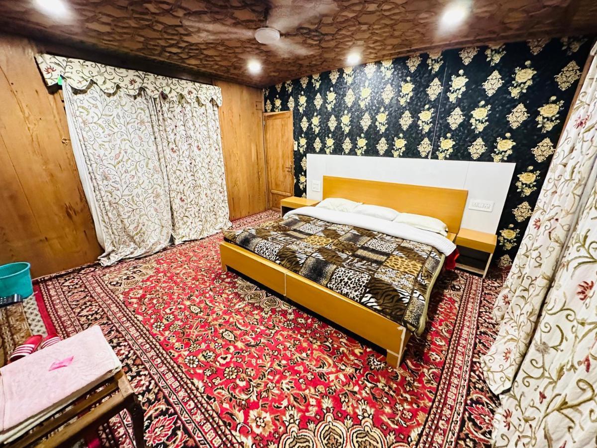 Hayat Houseboat