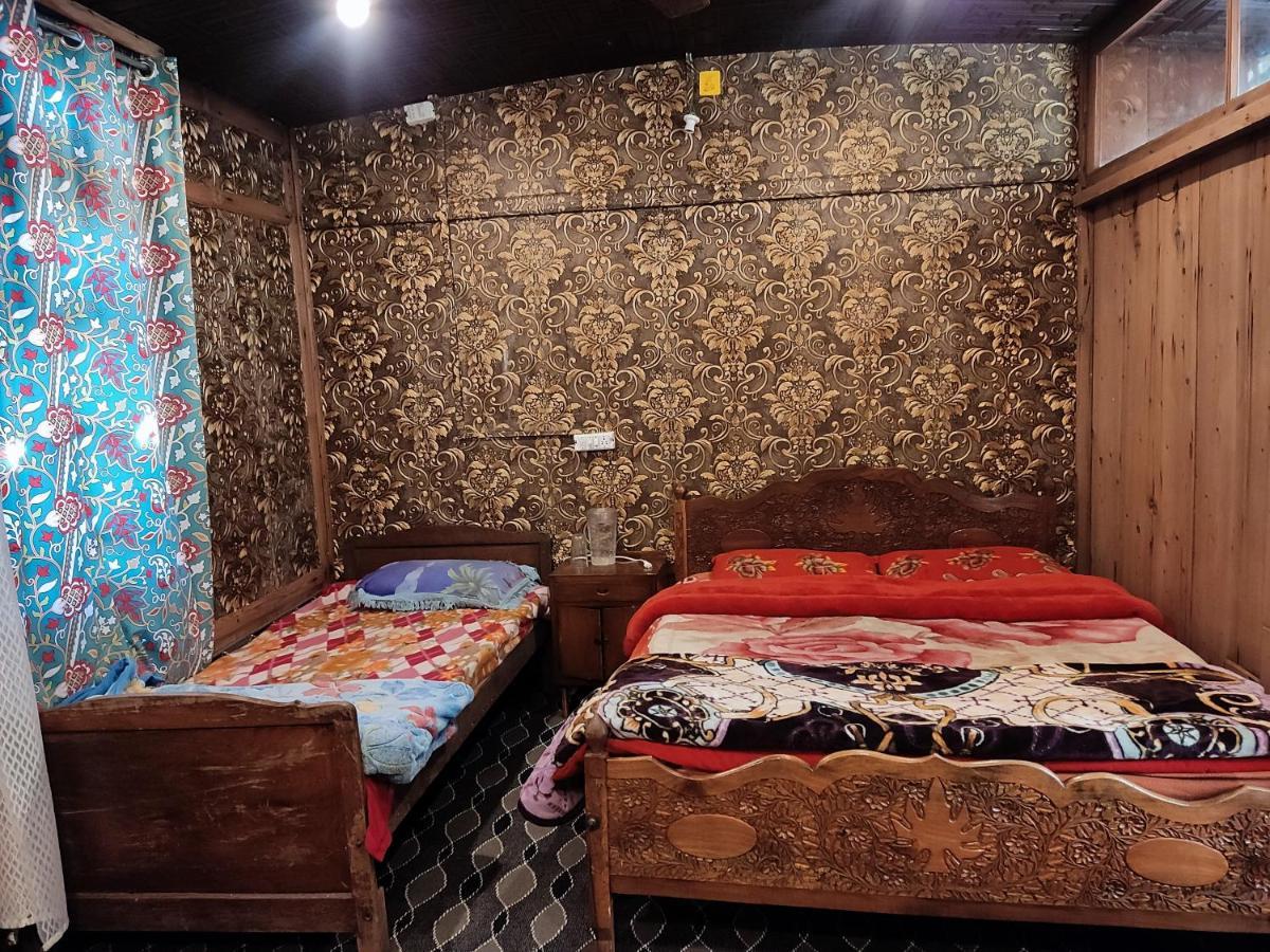 Houseboat Young Balmoral Castle Srinagar (Jammu and Kashmir)