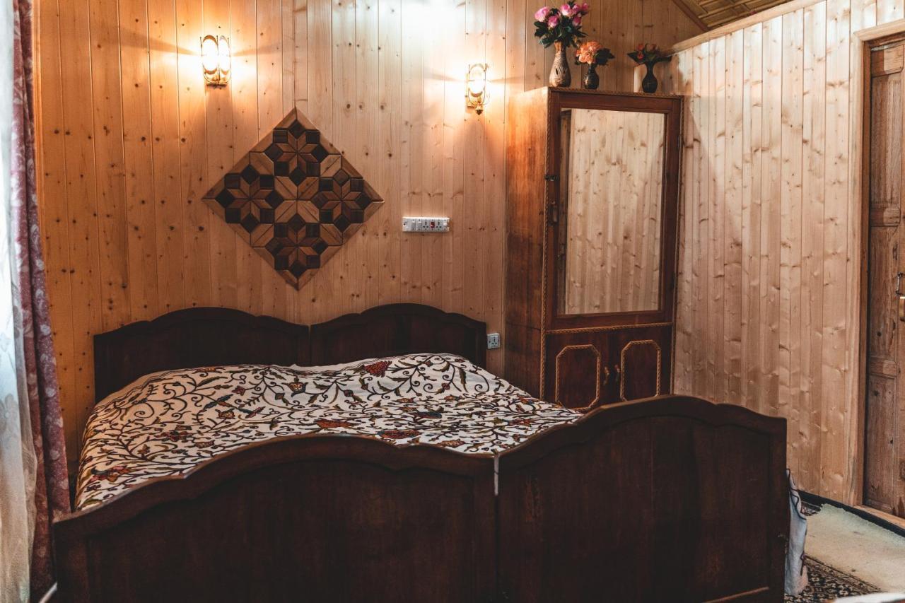 Golden Hopes Group Of Houseboats Botel Srinagar (Jammu and Kashmir)