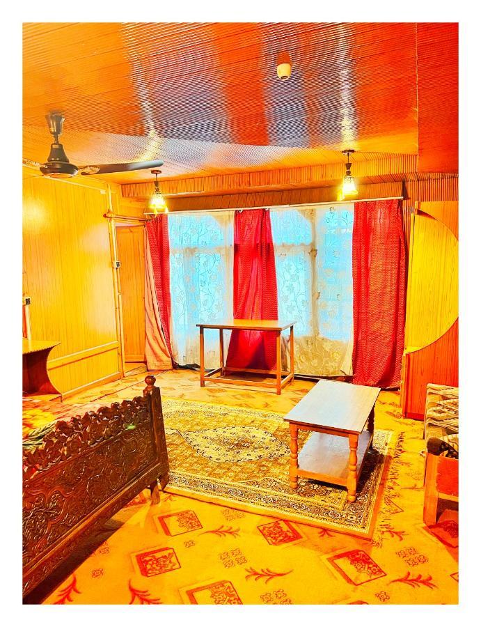 The Heritage Aristotle Group Of Houseboats Botel 4*