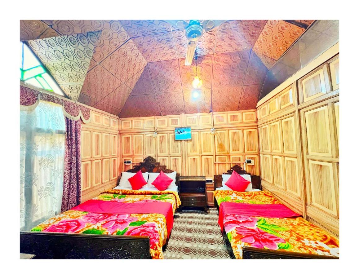 The Heritage Plato Group Of Houseboats Botel